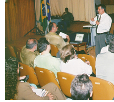 O diretor Fernando Amaral explicou os motivos do déficit a associados de Recife (PE), em 27/3. Foto: Arquivo PREVI