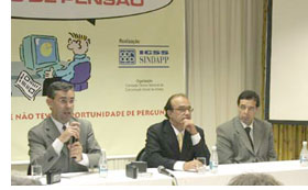 O secretário Adacir anunciou a medida ao lado do presidente da Abrapp, Fernando Pimentel, e de Sérgio Rosa, presidente da PREVI / Foto: Américo Vermelho