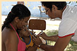 Uma das aes do Projeto Berimbau foi o Mutiro da Sade. Cerca de 110 voluntrios, entre mdicos e enfermeiras, atenderam 650 pessoas da comunidade carente.