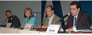 Da esquerda para a direita, Wagner Pinheiro, presidente da Petros, Barbara Smith, consultora da OCDE, Fernando Pimentel, presidente da Abrapp, e Srgio Rosa, que participou do Painel ”Educao Financeira e Comunicao Corporativa” - [Foto: Arquivo ABRAPP]